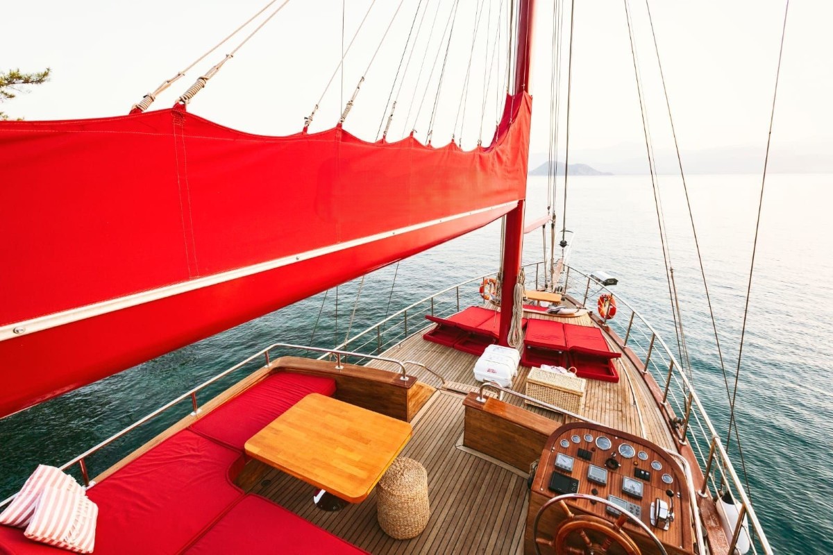Le Rouge, Le Rouge can accomodate 6 guests at 3 cabins
