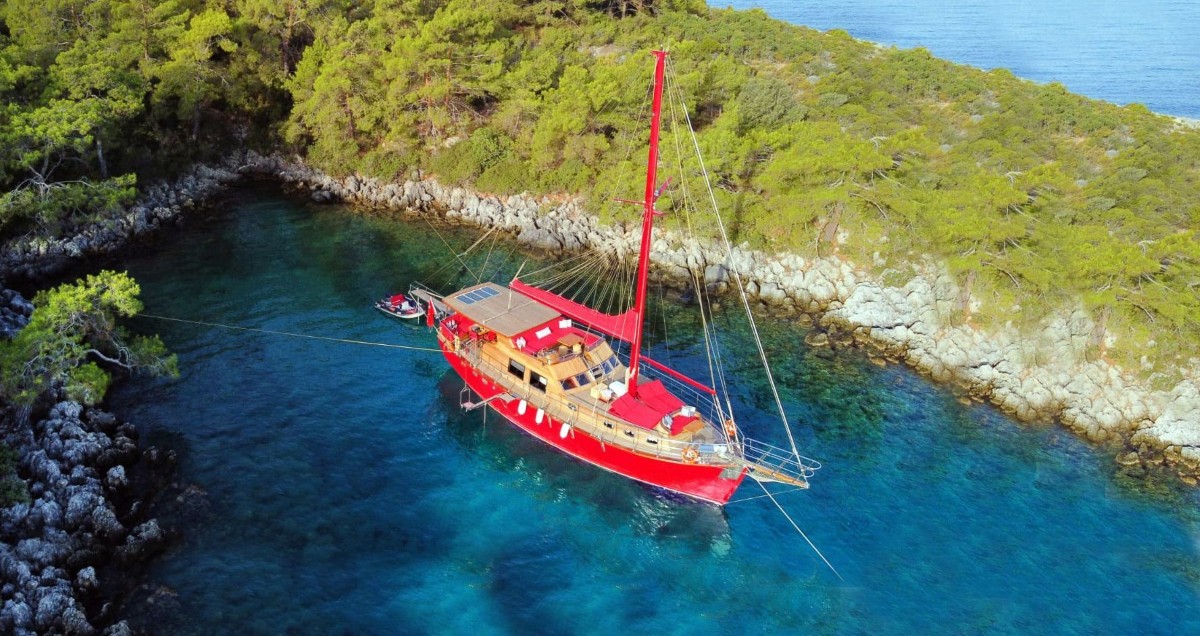 Le Rouge, Le Rouge can accomodate 6 guests at 3 cabins